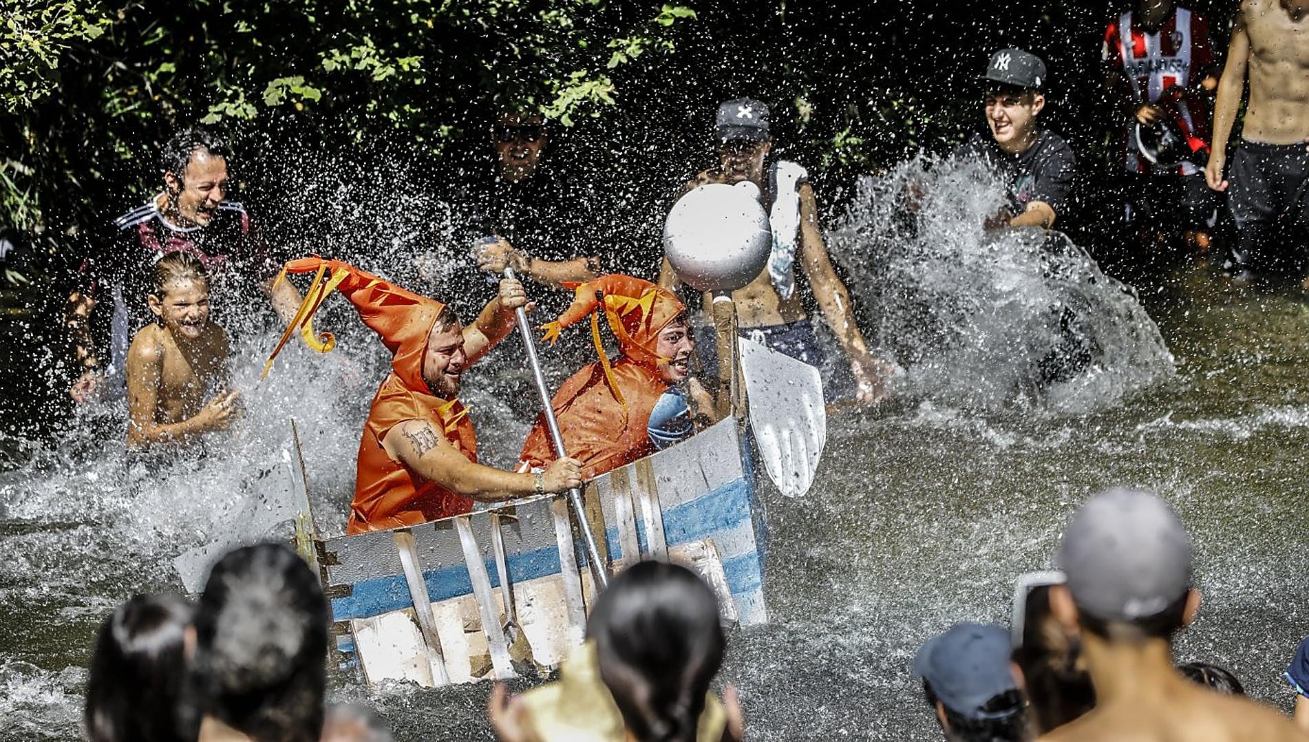 'BTT Taser' gana la carrera de barcos de cartón de Villanueva La Rioja